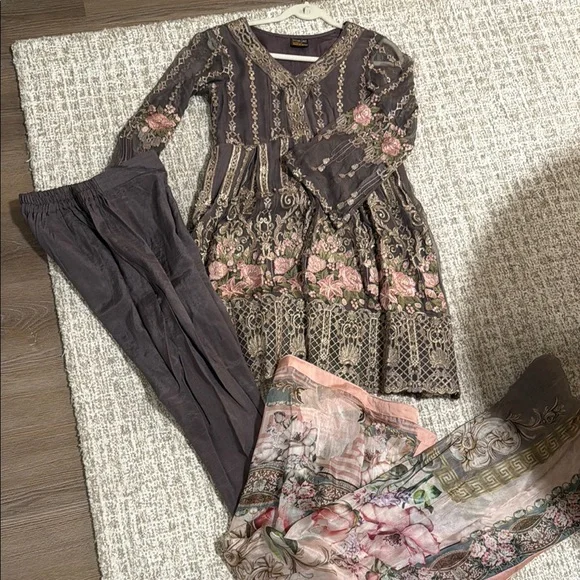 Pakistani lilac designer outfit - Picture 5 of 5